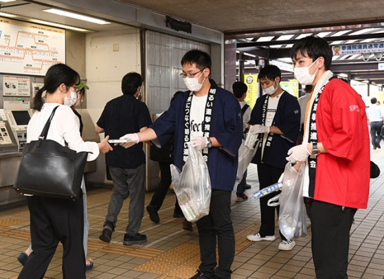 投票を呼びかける学生ら＝ＪＲ穂積駅で