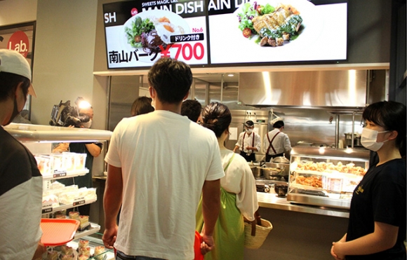 開店した「スイーツマジックラボ」に並ぶ学生ら＝昭和区の南山大で