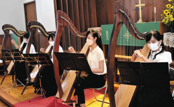 優しい音色を奏でる部員たち＝東区の日本福音ルーテル復活教会で