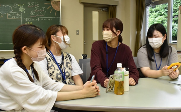 不登校の中高生とのオンライン交流に向けて計画を練る大学生ら＝津市の県総合教育センターで