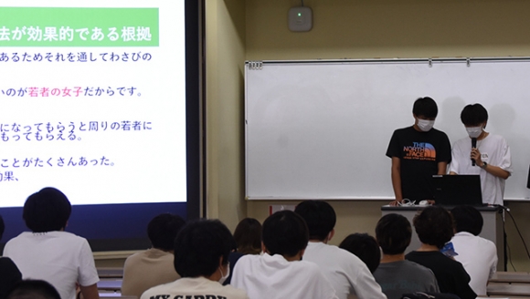 ワサビの魅力を改めて考え、販売促進のアイデアを披露する学生＝岐阜市中鶉の岐阜聖徳学園大で