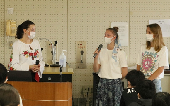 川口理事長（左）と、ウクライナの現状について話す避難民のコロトコヴァさん（中央）ら＝尾張旭市新居町の名古屋経営短期大で