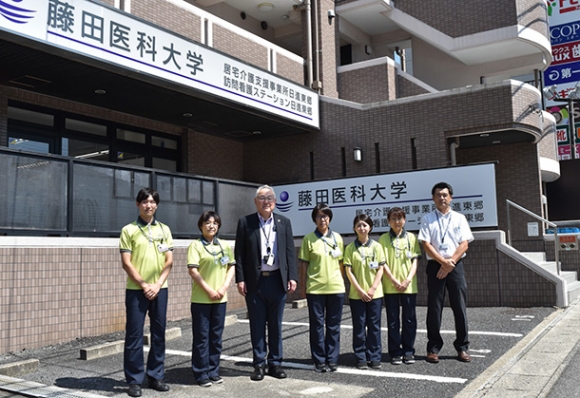 開所した日進東郷サテライトの前に立つ看護師らスタッフ＝日進市栄１で