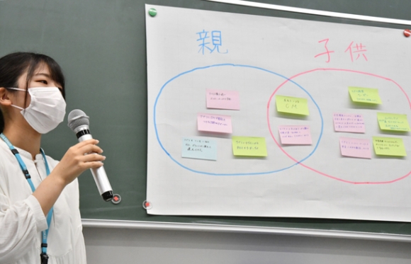  アプリの改善案などを発表する学生＝愛知県豊明市の藤田医科大で