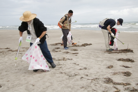 プラスチックの破片などを拾う大学生ら＝豊橋市伊古部町で