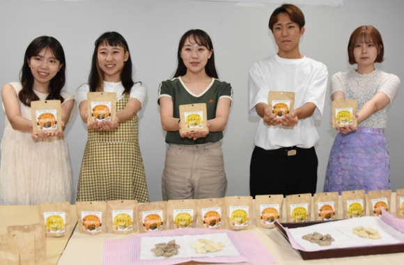 学生たちも試作やデザインの原案などを担当し、商品化された栄養サポートチョコ＝瑞穂市穂積の朝日大で