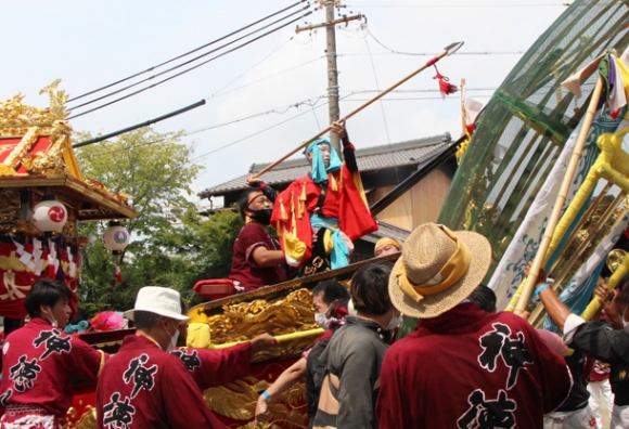 鯨に向かってもりを構える羽刺しの子ども＝四日市市富田２の鳥出神社で