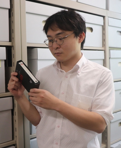 発見されたベータ方式のカセットを眺める長谷川助教＝伊勢市神田久志本町の皇学館大で