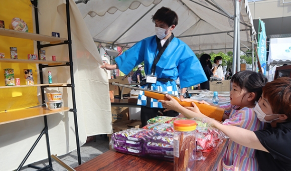 射的を楽しむ親子＝豊橋駅南口駅前広場で