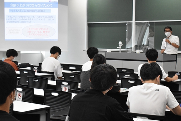 伝わりやすい文章の書き方を学ぶ学生ら＝昭和区の中京大で