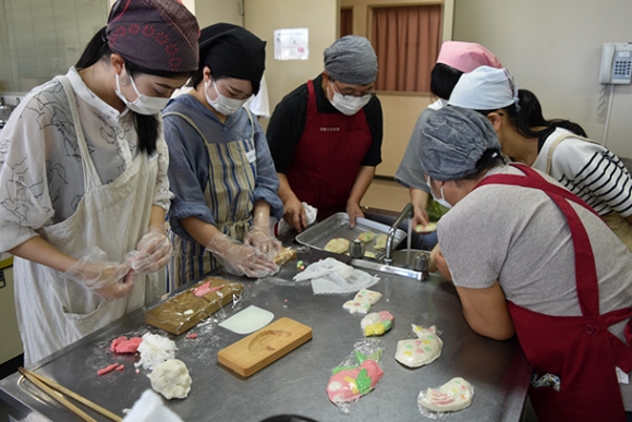 おこしもの作りに挑戦する学生たち＝日進市の市民会館で