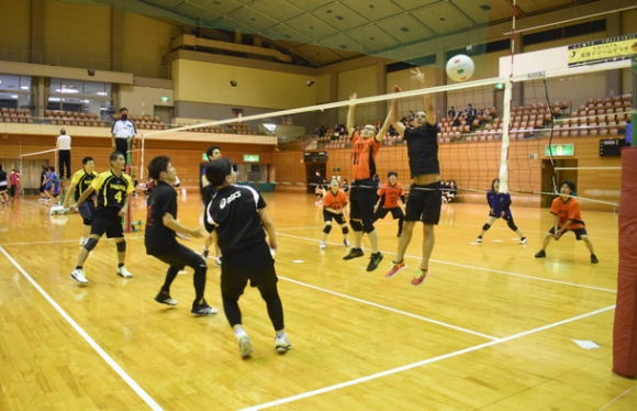 バレーボールで汗を流す参加者たち＝東海市高横須賀町の市民体育館で
