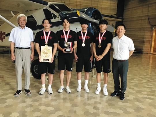 西日本学生選手権で優勝した名城大の選手ら。左から山田豊部長、土山雄大、藤坂隼也、三木嵩史、水谷倭、本山慶樹監督=名古屋市中区の中日新聞本社で