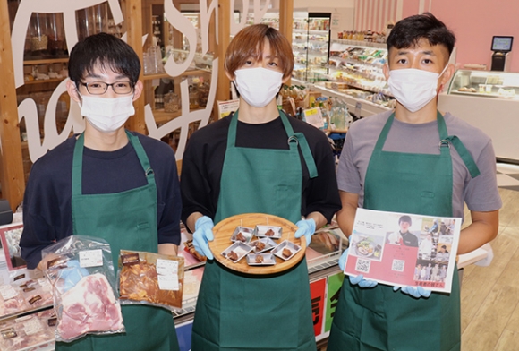 開発した商品をＰＲする愛知大生＝豊橋市三ノ輪町で