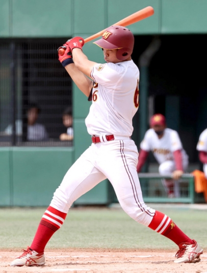 愛知東邦大－名城大　４回裏名城大２死一、二塁、塩崎が中前に先制打を放つ＝パロマ瑞穂野球場で