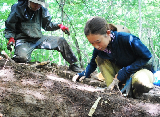 湯ケ峰で石器を発掘する村井さん(右)ら