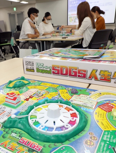 SDGsをテーマに金沢工業大が制作した「人生ゲーム」=8日、東京都港区で