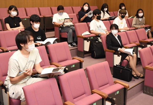 講義で取材結果を報告し合う学生＝稲沢市の名古屋文理大で