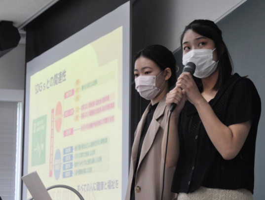 SDGsなどを踏まえた事業プランを発表する学生=守山区の金城学院大で