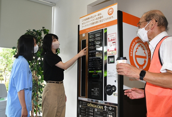 セカンドハーベスト名古屋の活動を支援する自動販売機＝長久手市の愛知淑徳大長久手キャンパスで