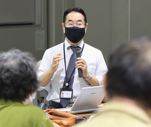 参加者に糖尿病や認知症について話す西村准教授＝関市市平賀の岐阜医療科学大で