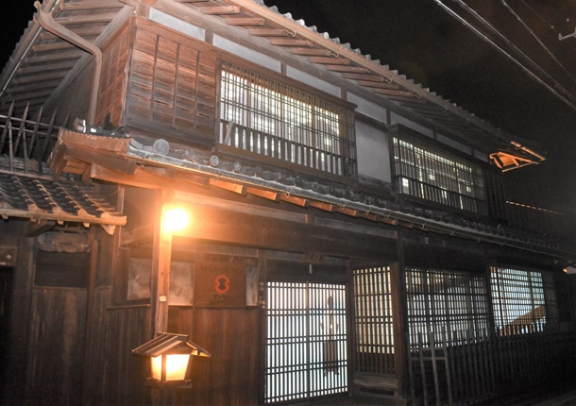 プロジェクションマッピングで彩られた小栗家＝半田市中村町で