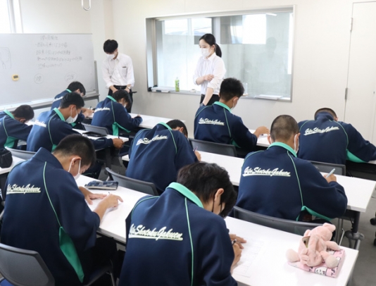 志知さんの話を聞く高校生ら=岐阜南消防署で