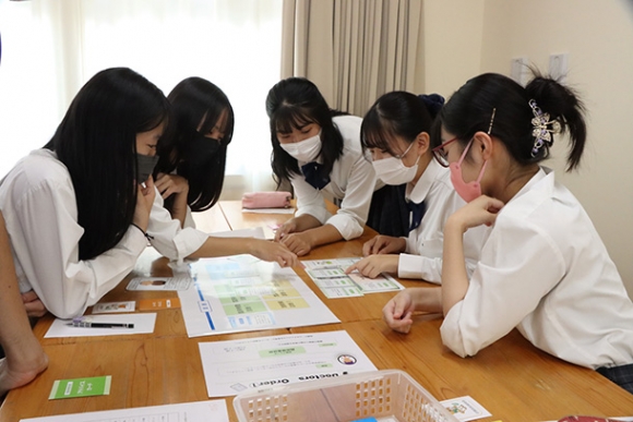 話し合いながらカードを選択する生徒＝関市桜ケ丘の関高で