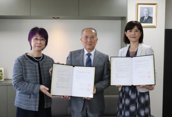 黒田学長(中)、吉田キャリア育成センター長(左)と協定書を交わす岩下所長=県提供