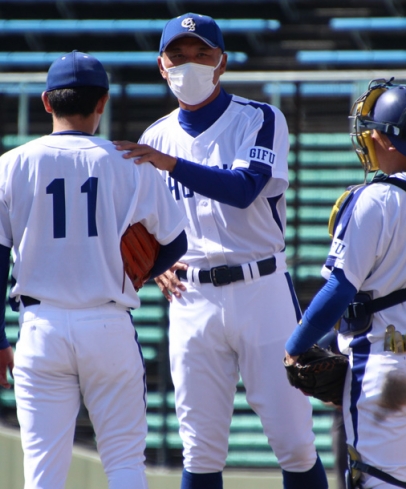 マウンドで声を掛ける岐阜聖徳学園大の近藤真市監督=長良川球場で