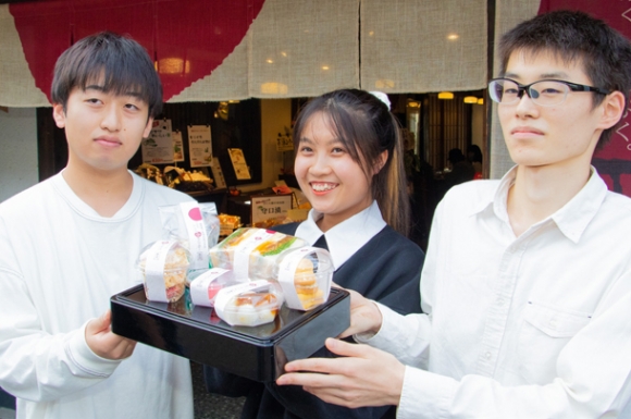 守口漬のスイーツを考案した（左から）大野さん、リョン・ティ・トゥオンさん、片山小太郎さん＝犬山市犬山の「壽俵屋　犬山庵」で