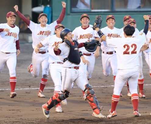 愛知大学野球秋季リーグで優勝し、喜ぶ名城大・野口(中央)ら名城大ナイン=豊田市運動公園野球場で(今泉慶太撮影)