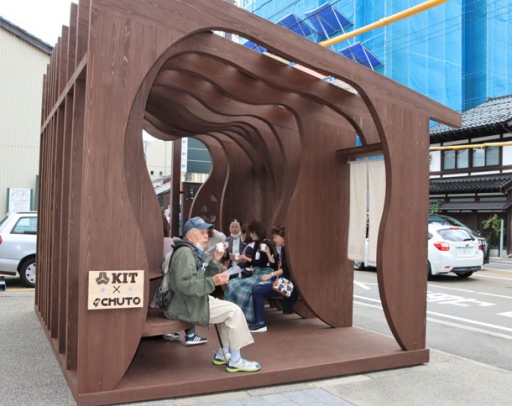 住民に休憩所として使ってもらおうと、１カ月間設置される「木の場」＝金沢市尾張町で