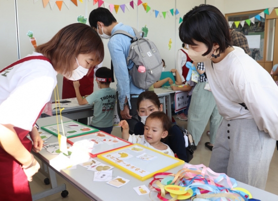 さまざまな体験を楽しむ親子ら＝岡崎市中島町で