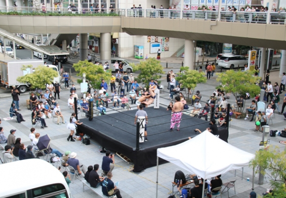 学生らの熱戦を大勢の観客が楽しんだ＝豊橋駅南口駅前広場で