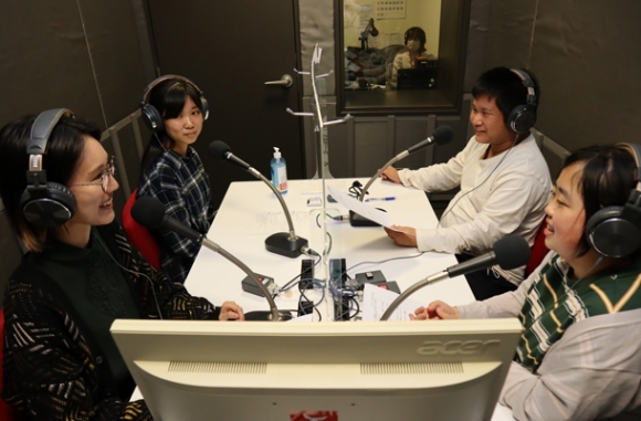 初めての収録に臨む鈴鹿医療科学大の学生たち＝鈴鹿市住吉町の鈴鹿ヴォイスＦＭで