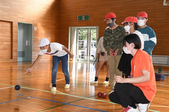 ボッチャをプレーする児童たち=美浜町の上野間小で