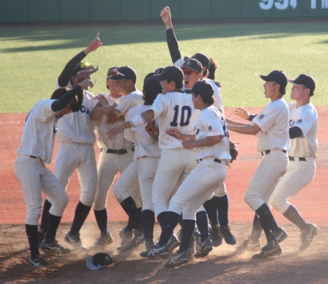 1部昇格を決めて喜び合う愛大ナイン＝パロマ瑞穂球場で（谷大平撮影）