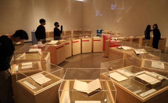 科学史に名を刻む書物の初版本が並ぶ会場