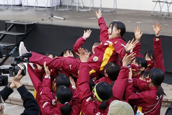 史上初の6連覇を果たし、胴上げされる名城大の小林成美