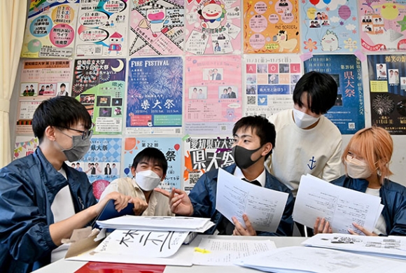 ３年ぶりとなる対面の大学祭に向け、打ち合わせなど準備に励む学生たち＝愛知県長久手市の県立大で