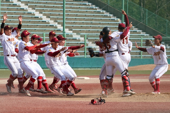 明治神宮大会出場を決めて喜ぶ名城大ナイン＝三重県のダイムスタジアム伊勢で