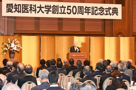 式典であいさつする祖父江理事長・学長＝名古屋市内のホテルで