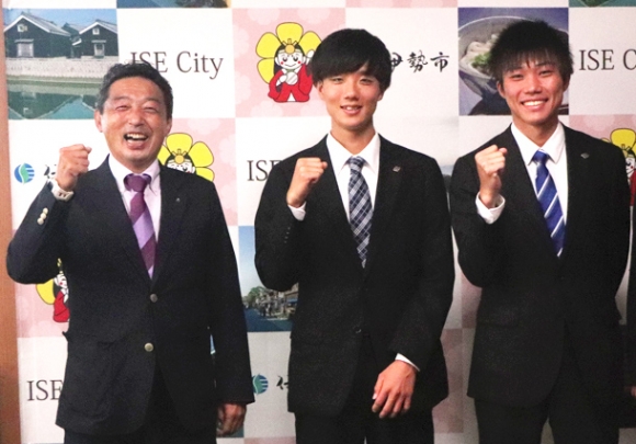 全日本大学駅伝に向けて意気込む皇学館大の選手ら＝伊勢市役所で