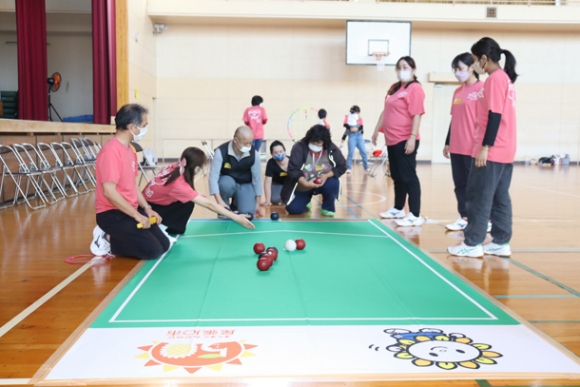 ボッチャを楽しむ参加者たち＝尾張旭市新居町の名古屋産業大で