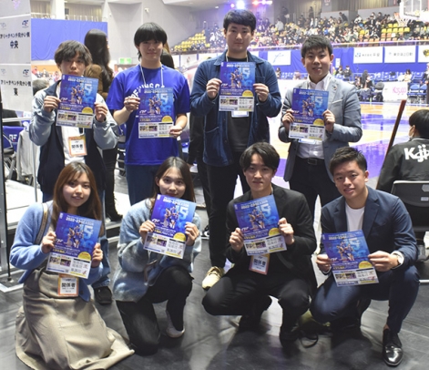 ＦＥ名古屋の無料招待企画を考えた南山大生ら＝１０月２６日、名古屋市内で