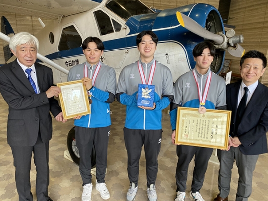 全日本学生ハンドボール選手権3位を報告する本山慶樹監(右)ら=中日新聞社で