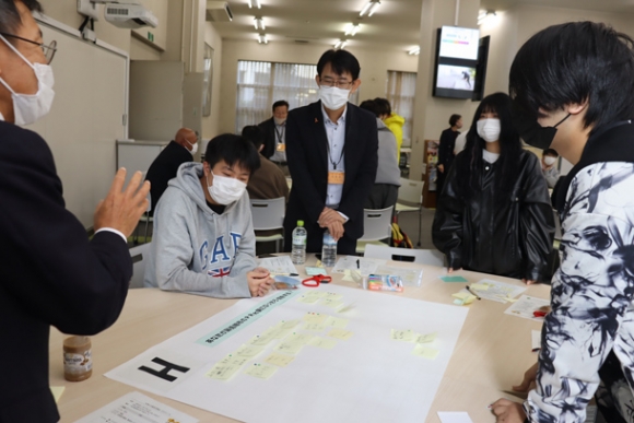 市議と議論する学生たち＝尾張旭市新居町の名古屋産業大で