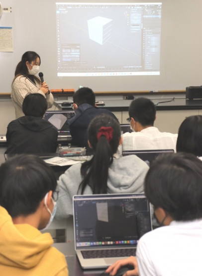 岐阜女子大生の指導を受けながらメタバースを製作する生徒＝岐阜市の岐山高で