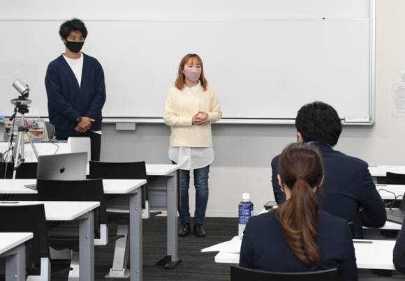 ブラザー販売の担当者らにＳＤＧｓのアイデアを発表する学生ら＝昭和区の南山大で